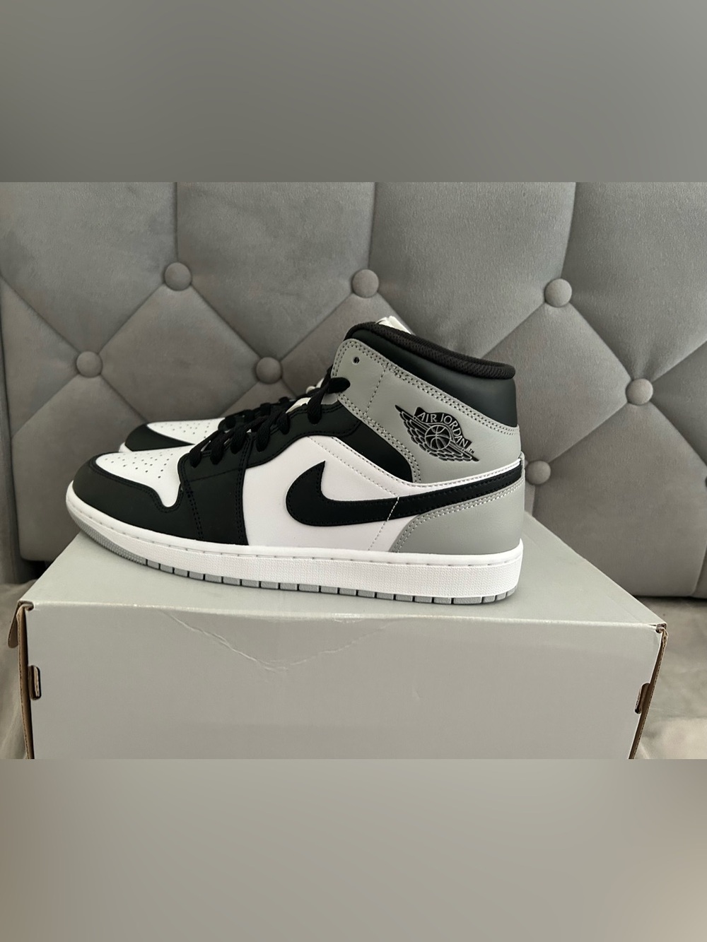 Air Jordan 1 Mid "Light Smoke Grey